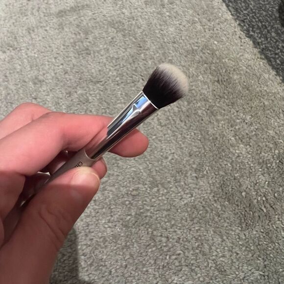 It cosmetics eyeshadow brush - Picture 4 of 5